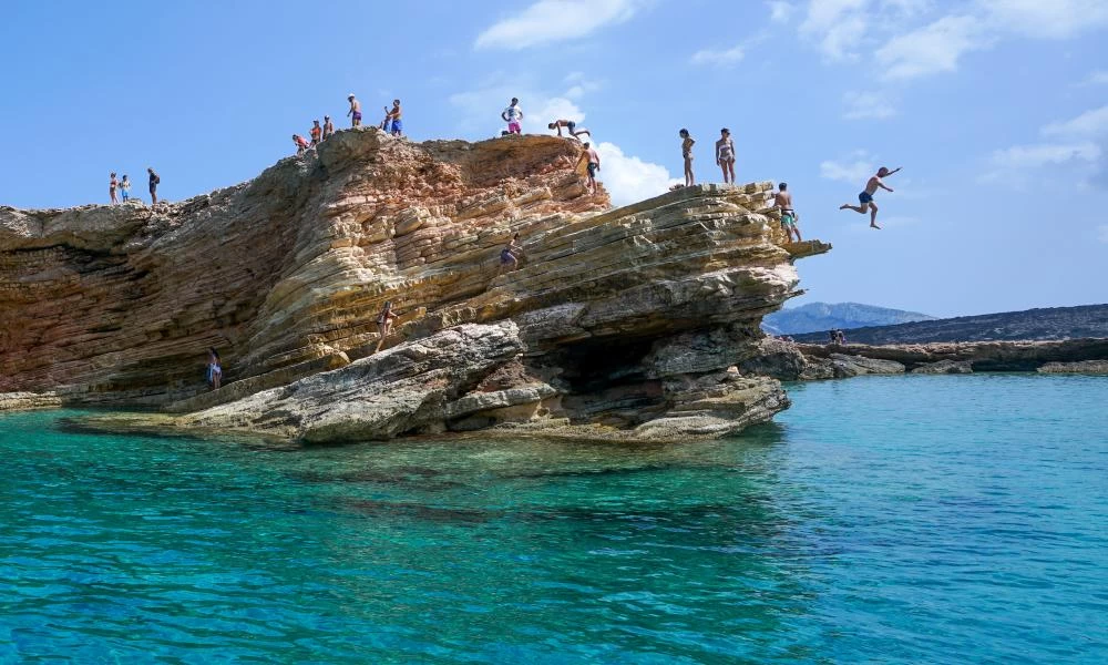 Η τροπική παραλία με τα τρία χρώματα στα νερά της